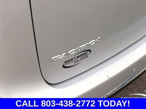 Used 2024 Chrysler Pacifica Touring-L FWD image 9