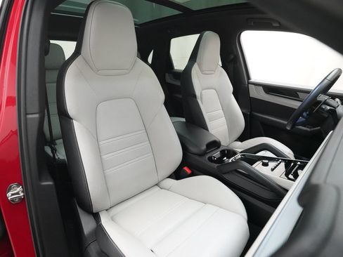 Certified 2025 Porsche Cayenne S AWD/4WD image 27