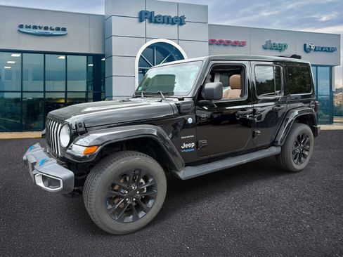 Used 2022 Jeep Wrangler Unlimited Sahara w/ Cold Weather Group AWD/4WD image 4