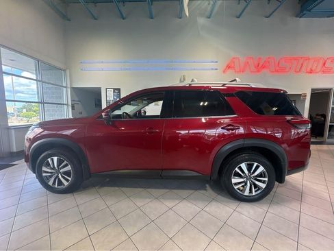 Used 2023 Nissan Pathfinder SL AWD/4WD image 10
