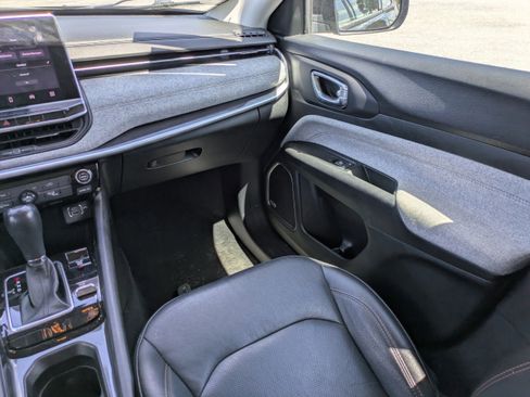 Used 2022 Jeep Compass Latitude w/ Sun and Sound Group AWD/4WD image 16