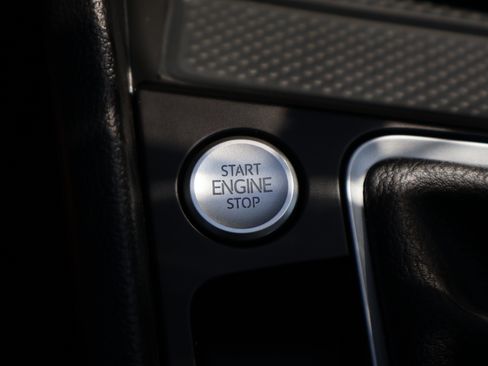 Used 2025 Volkswagen Jetta SE FWD image 33