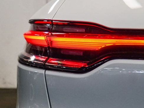 Used 2025 Porsche Macan AWD/4WD image 11