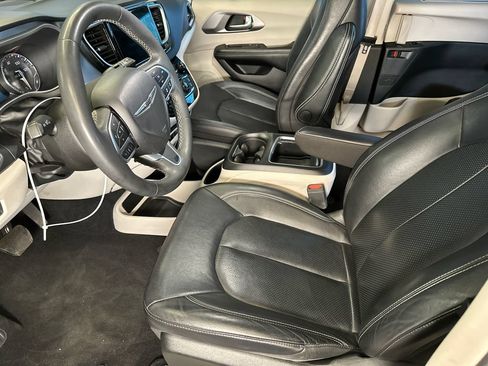 Used 2022 Chrysler Pacifica Touring-L FWD image 19