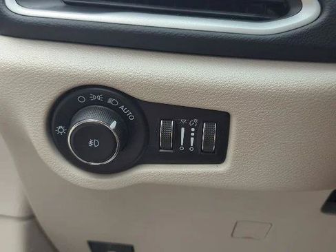 Certified 2023 Chrysler Pacifica Touring-L FWD image 22
