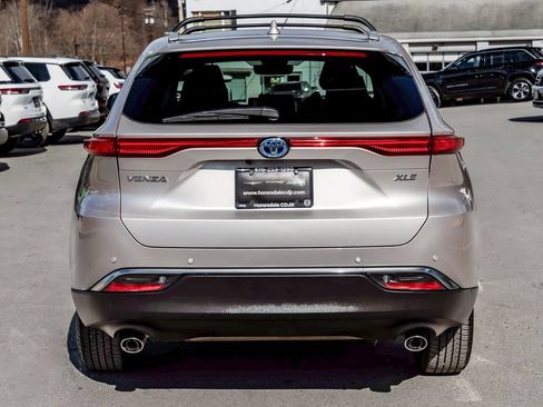 Used 2024 Toyota Venza XLE AWD/4WD image 5