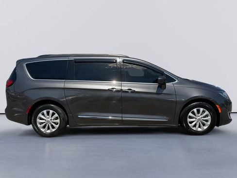 Used 2017 Chrysler Pacifica Touring-L FWD image 2