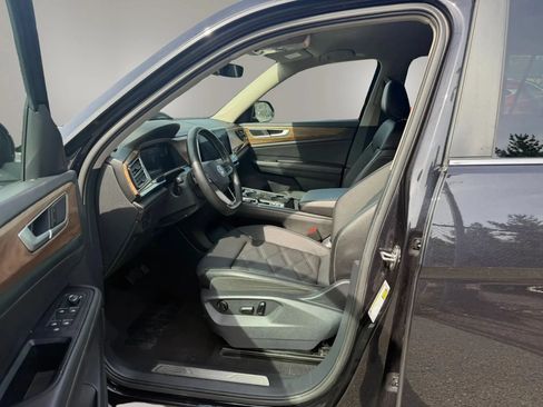 Used 2025 Volkswagen Atlas SE AWD/4WD image 23