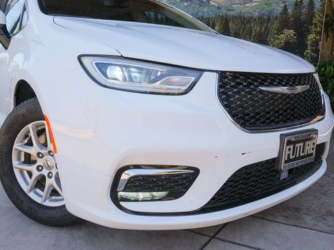 Used 2023 Chrysler Pacifica Touring-L FWD image 7