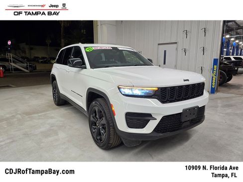 Used 2023 Jeep Grand Cherokee Altitude image 1