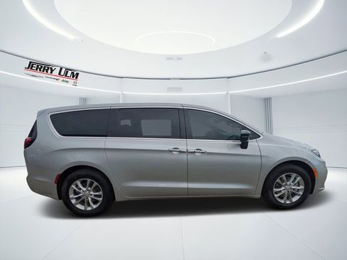 New 2026 Chrysler Pacifica Select image 35