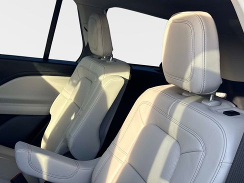 Used 2025 Lincoln Aviator Reserve w/ Luxury Package RWD image 16