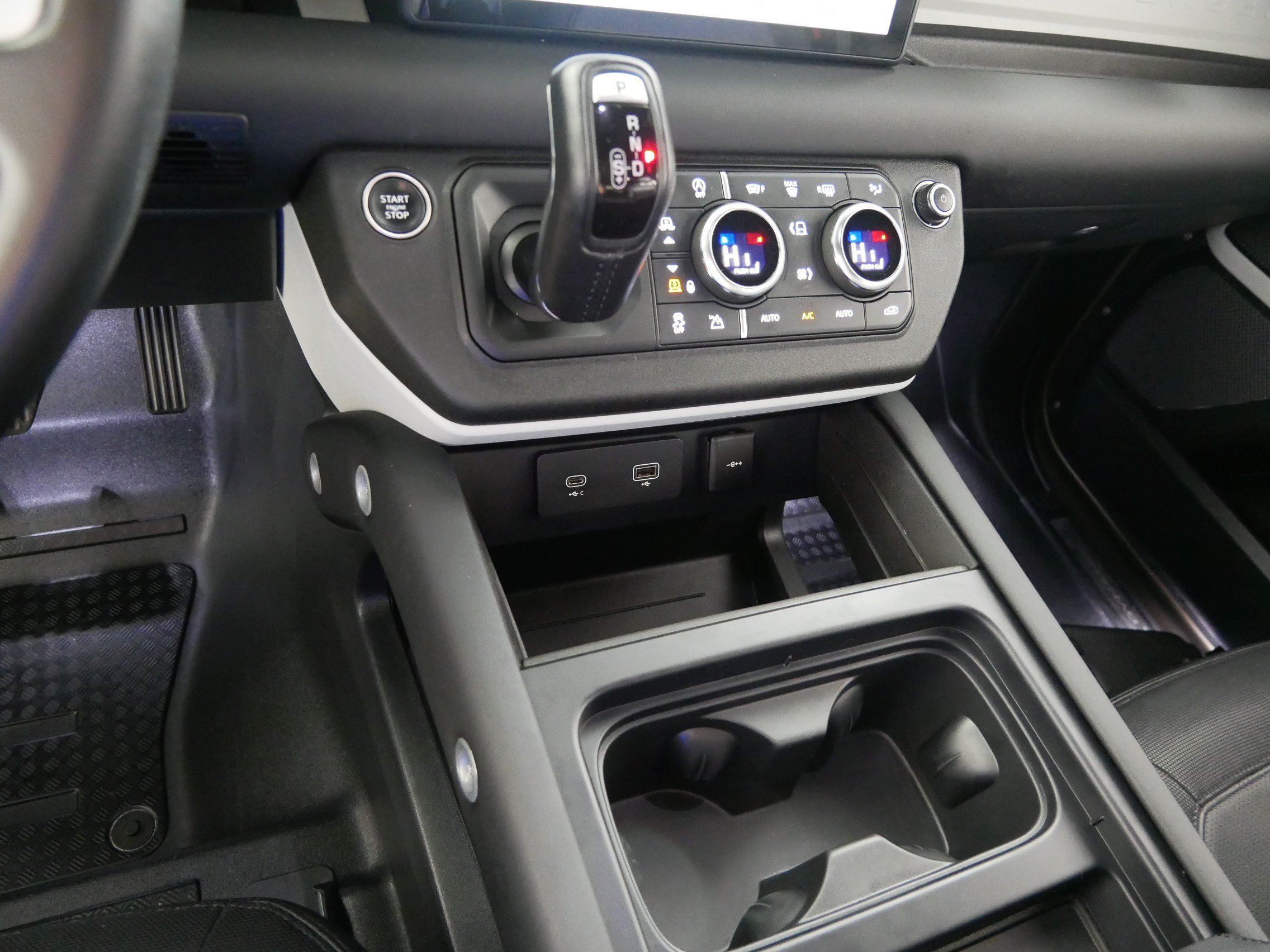 Used 2024 Land Rover Defender 110 X-Dynamic SE AWD/4WD image 24