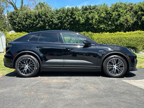 Certified 2025 Porsche Macan Electric RWD image 9