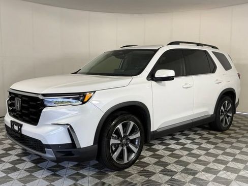 Used 2025 Honda Pilot Touring image 2