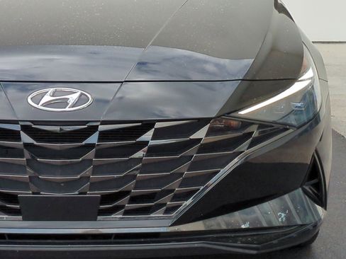 Used 2022 Hyundai Elantra Limited image 6