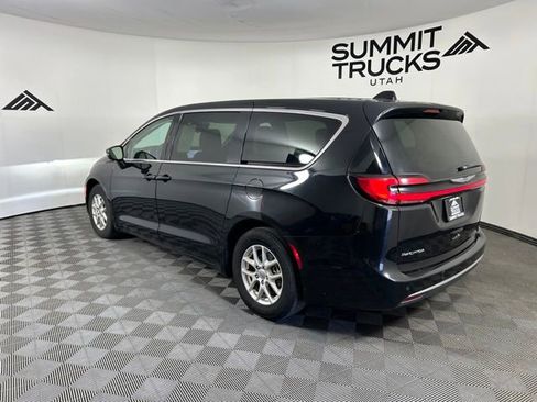 Used 2023 Chrysler Pacifica Touring-L image 3