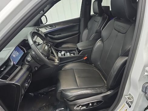 Used 2023 Jeep Grand Cherokee Overland w/ Advanced Protech Group III AWD/4WD image 31