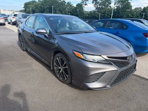 Used 2019 Toyota Camry SE FWD image 2