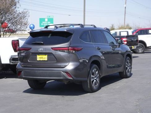 Used 2021 Toyota Highlander XLE image 6