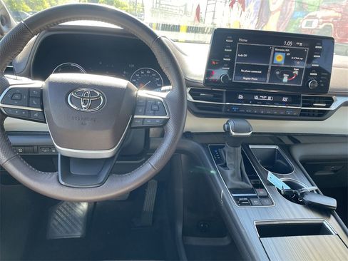 Certified 2023 Toyota Sienna Platinum image 15