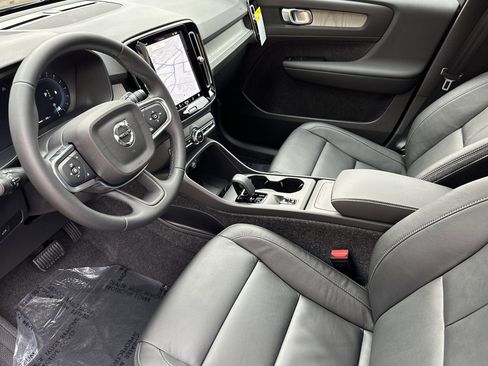 New 2025 Volvo XC40 B5 Core w/ Climate Package image 8