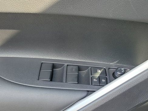 Used 2023 Toyota Corolla Cross XLE image 29