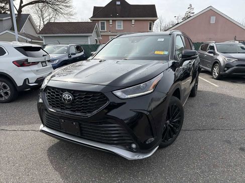 Used 2024 Toyota Highlander XSE image 2