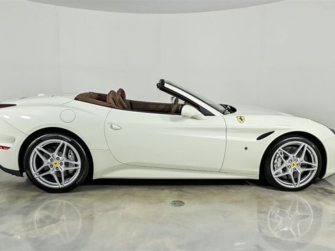 Used 2017 Ferrari California T RWD image 11