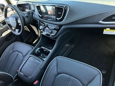 New 2026 Chrysler Pacifica Limited image 10