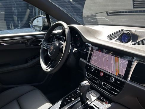 Certified 2025 Porsche Macan image 19