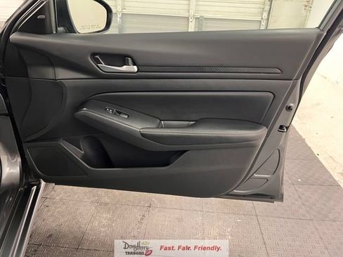 Used 2025 Nissan Altima 2.5 SV FWD image 39