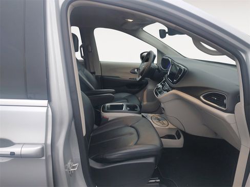Used 2024 Chrysler Pacifica Touring-L image 15