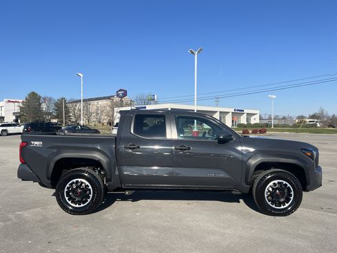 Used 2024 Toyota Tacoma TRD Off-Road image 4