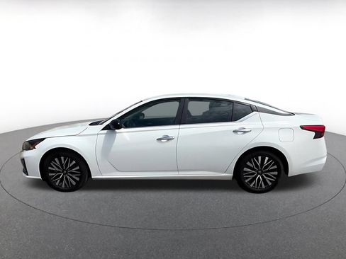 Used 2025 Nissan Altima 2.5 SV FWD image 9