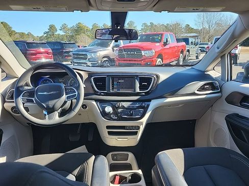 Certified 2022 Chrysler Voyager LX image 3