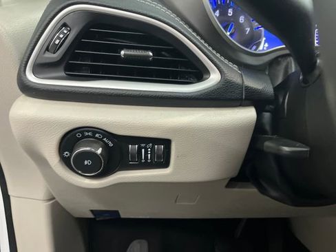 Used 2023 Chrysler Pacifica Touring-L image 25