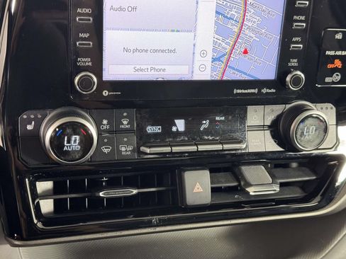 Used 2020 Toyota Highlander XLE AWD/4WD image 28