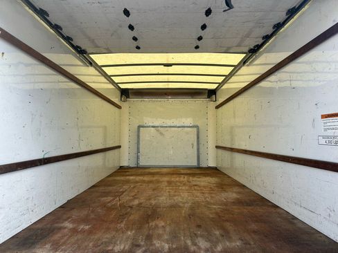 Used 2022 Ford E-350 and Econoline 350 Super Duty image 25