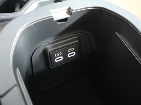 Used 2025 Toyota RAV4 LE AWD/4WD image 33