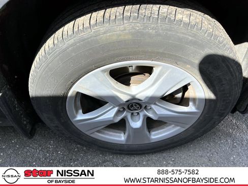 Used 2023 Toyota Highlander LE AWD/4WD image 6