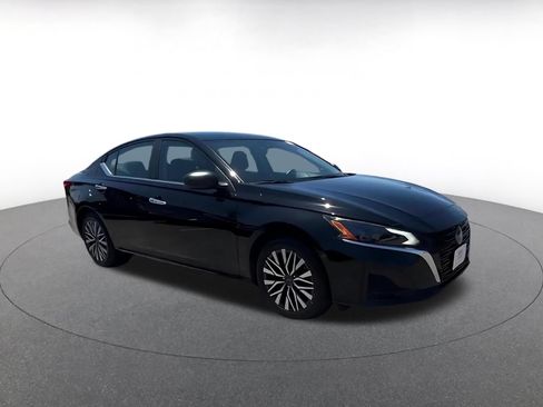 Used 2025 Nissan Altima 2.5 SV FWD image 2