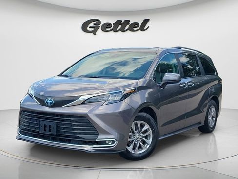 Certified 2024 Toyota Sienna XLE FWD image 1