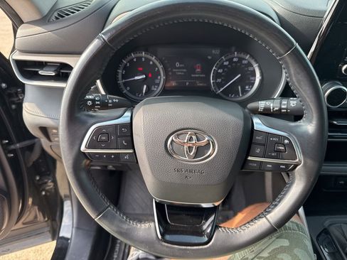 Used 2021 Toyota Highlander XLE FWD image 22