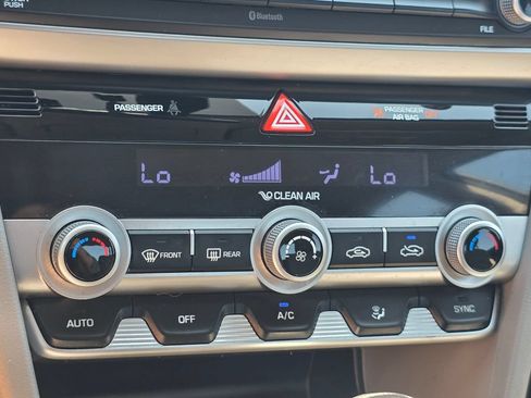 Used 2020 Hyundai Elantra SE FWD image 23