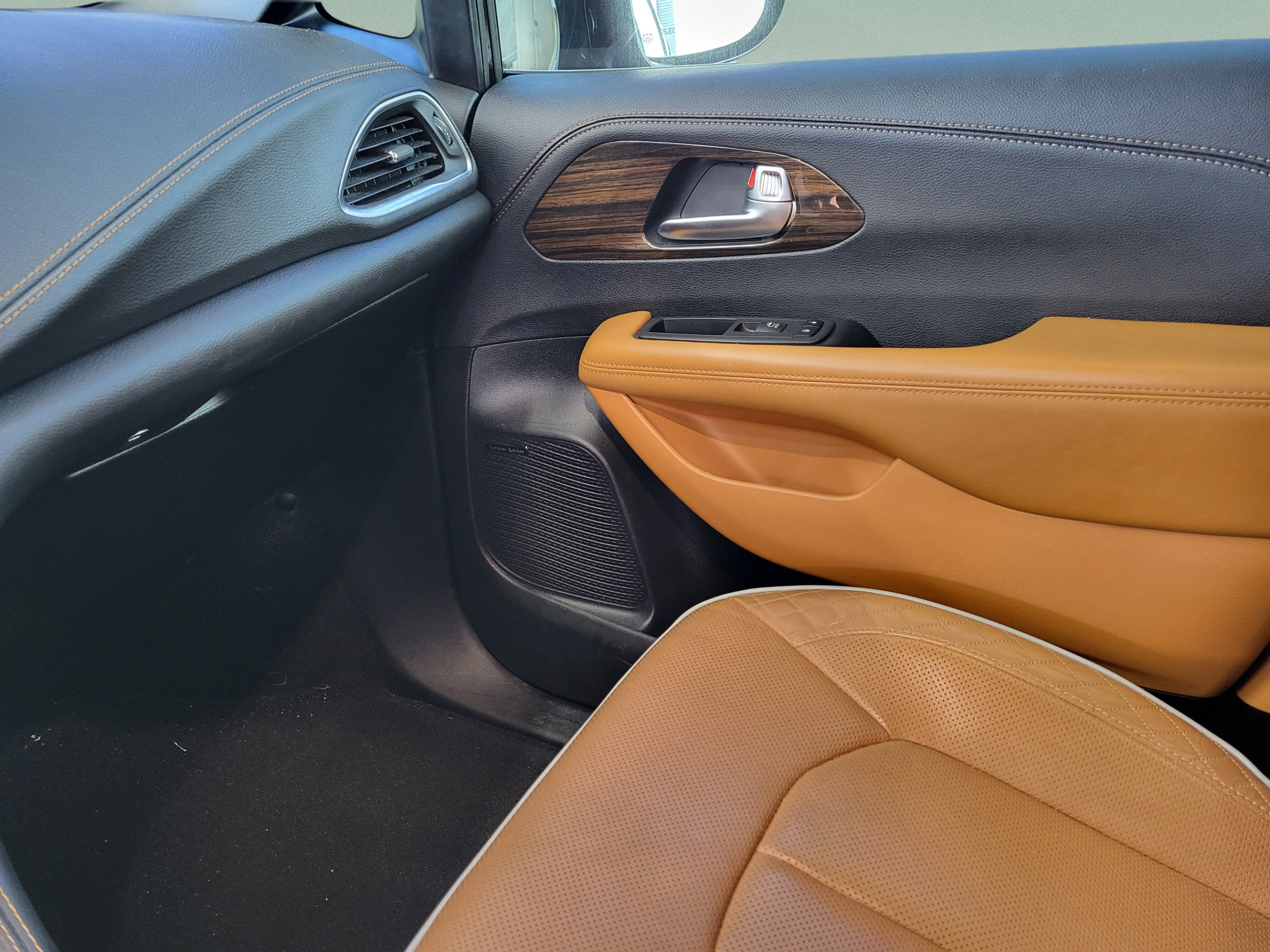 Used 2021 Chrysler Pacifica Pinnacle FWD image 22