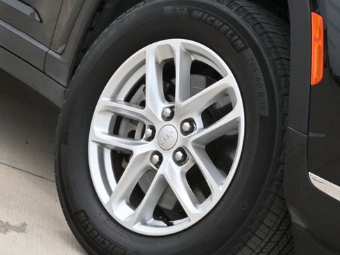 Used 2024 Jeep Grand Cherokee L Laredo w/ Luxury Tech Group I AWD/4WD image 11