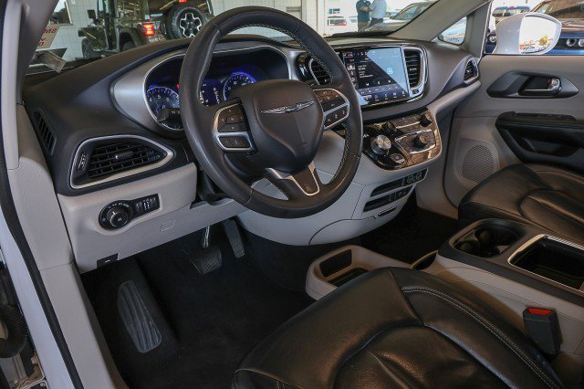 Used 2022 Chrysler Pacifica Touring-L FWD image 11