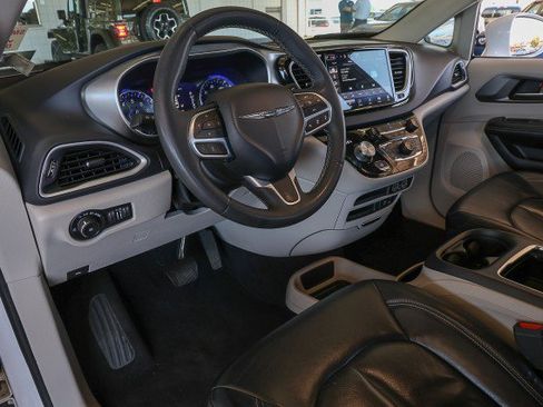 Used 2022 Chrysler Pacifica Touring-L FWD image 11