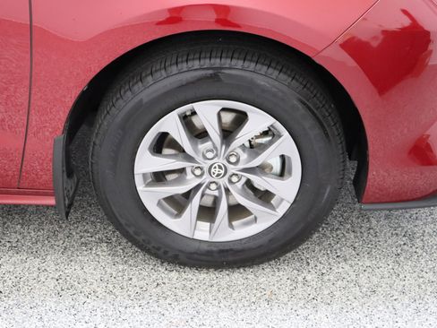 Used 2025 Toyota Sienna LE image 5